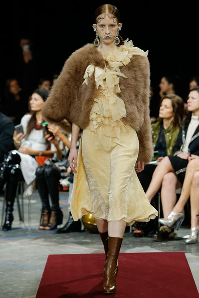 Look 16